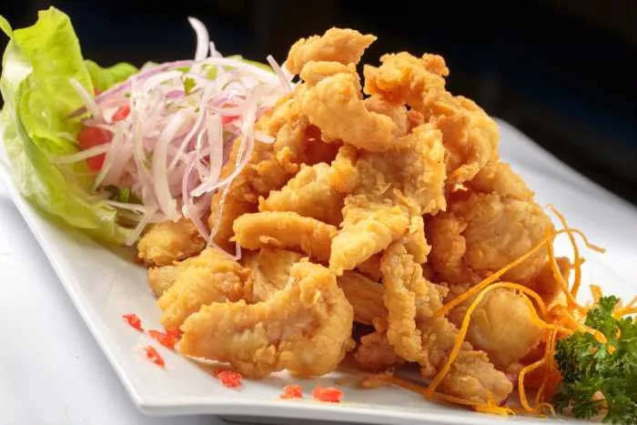 Chicharrón de pescado frito con salsa criolla