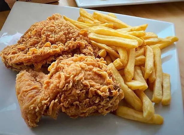 Pollo broaster crocante con papas fritas