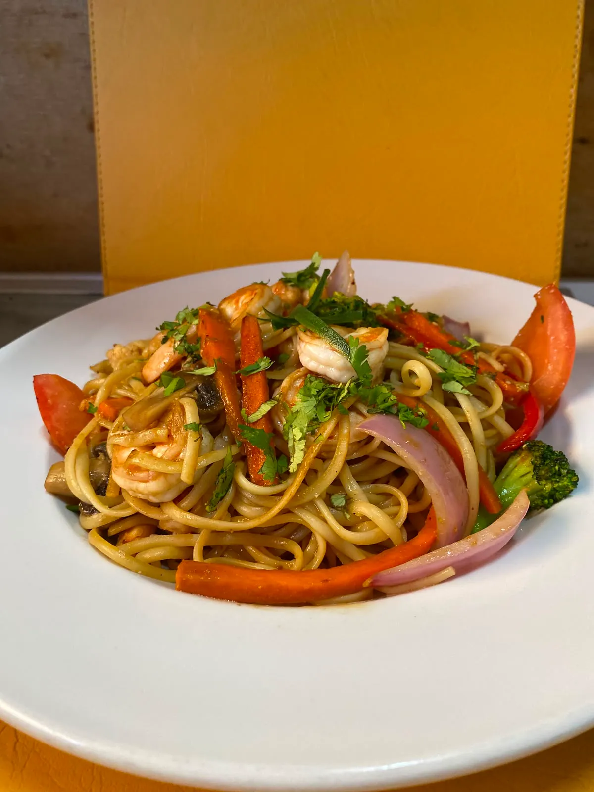 Tallarín saltado de mariscos con cilantro