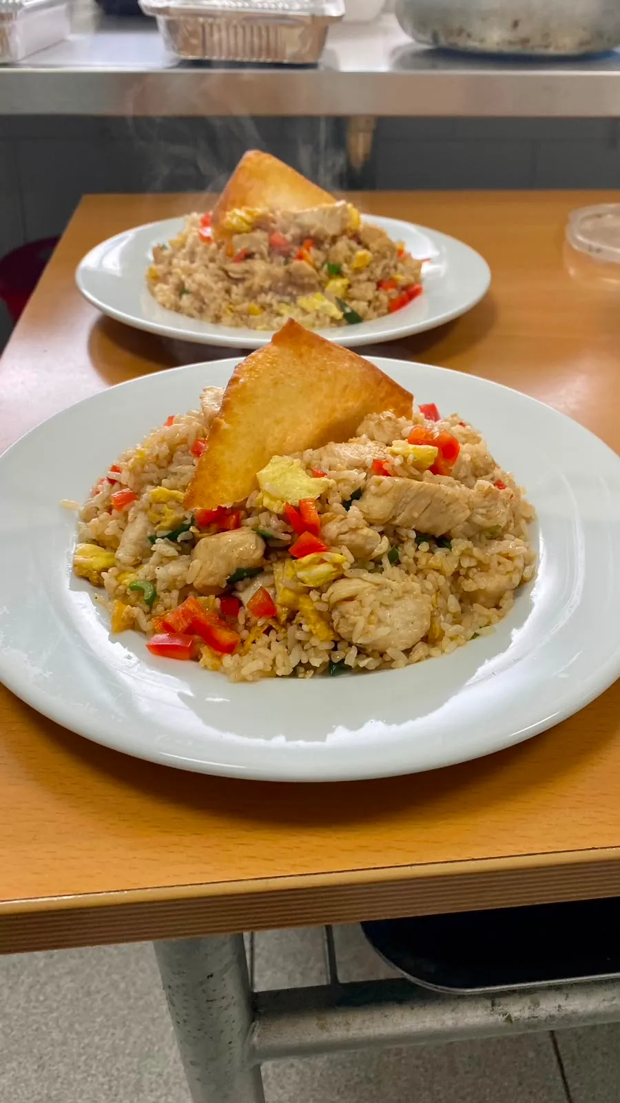 Arroz chaufa de pollo con wantán