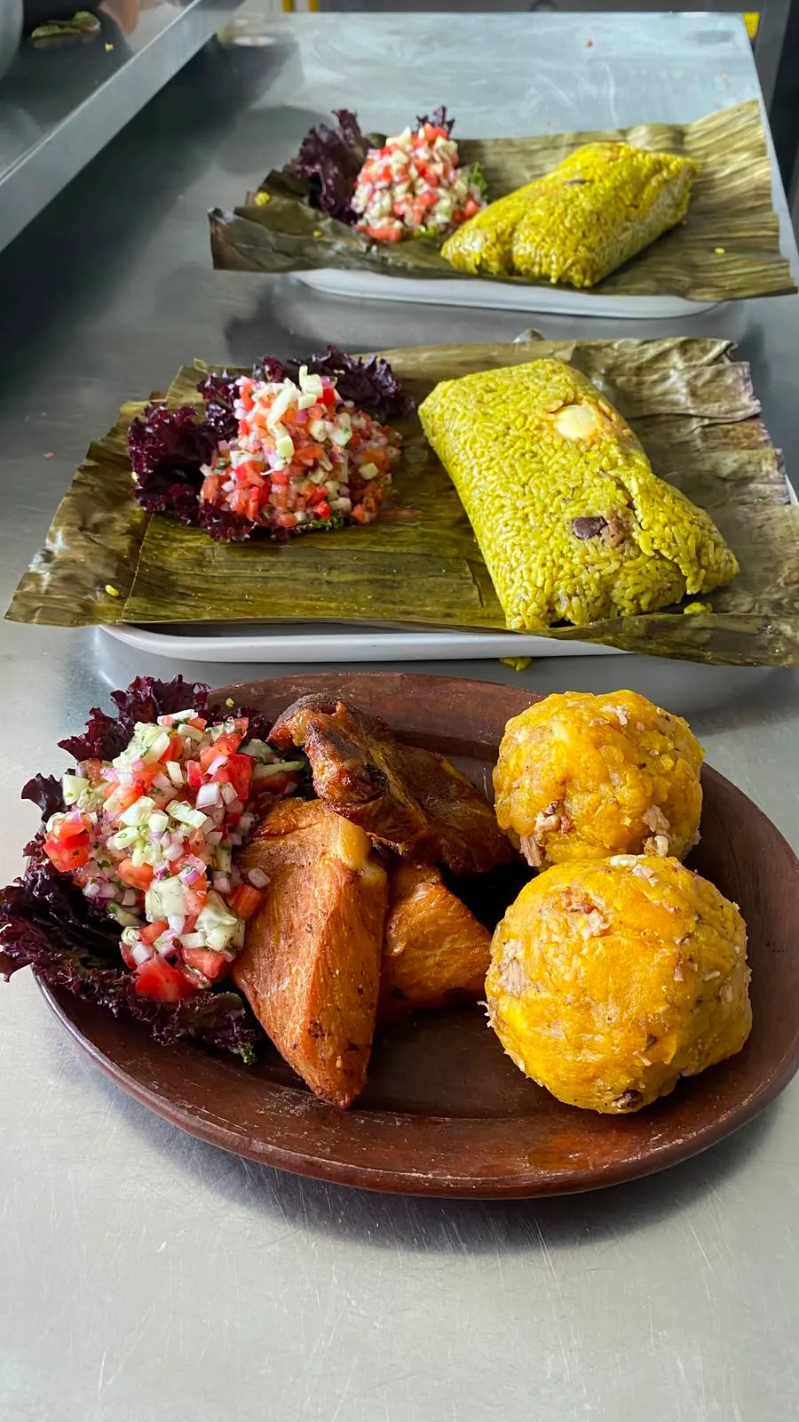 Plato selvático con juanes y patacones