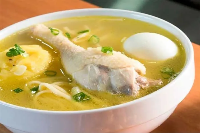 Caldo de gallina con fideos, papa y huevo
