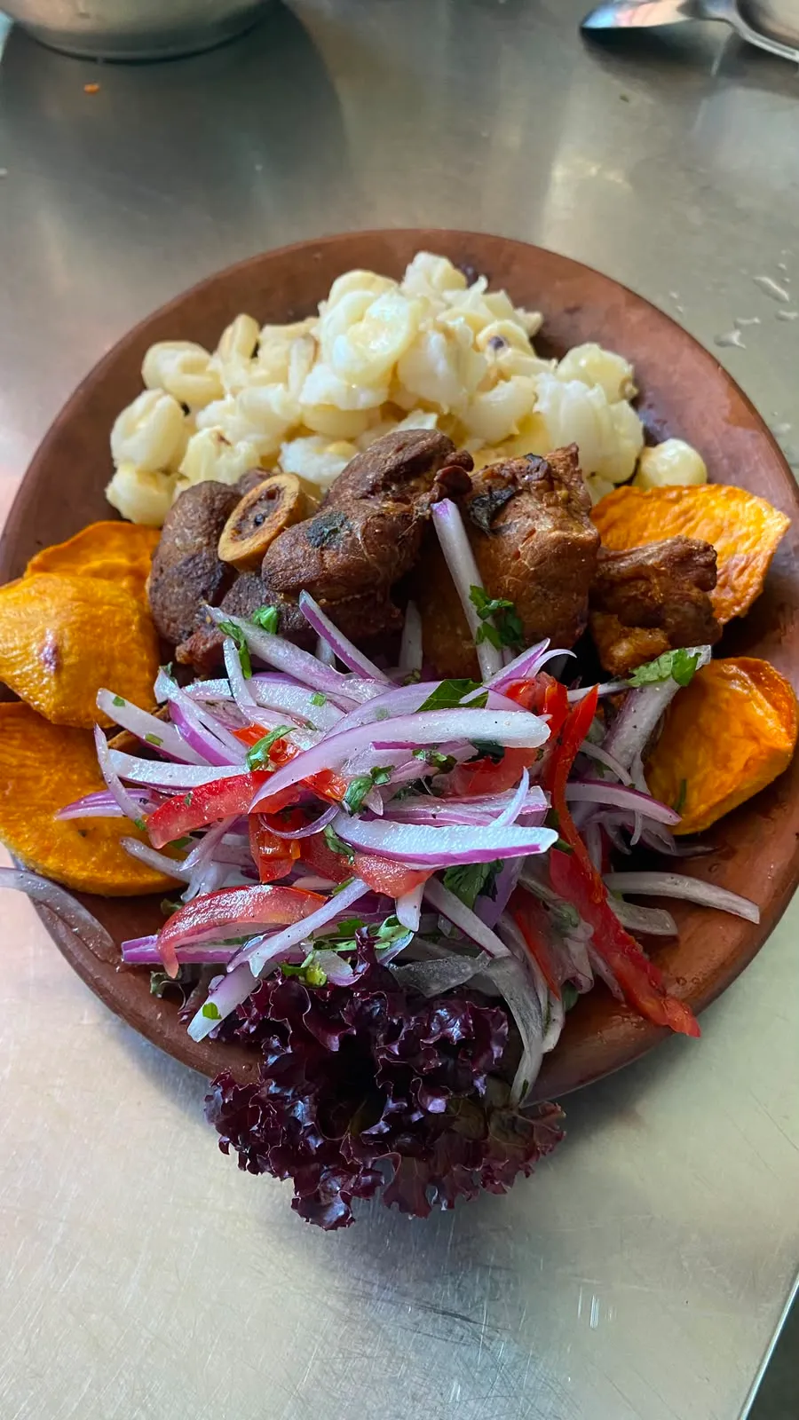 Cecina con plátano frito, mote y salsa criolla