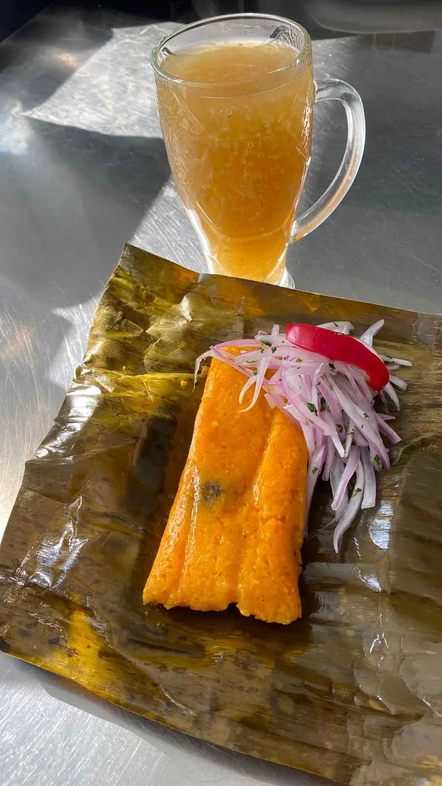 Tamal de la selva con salsa criolla