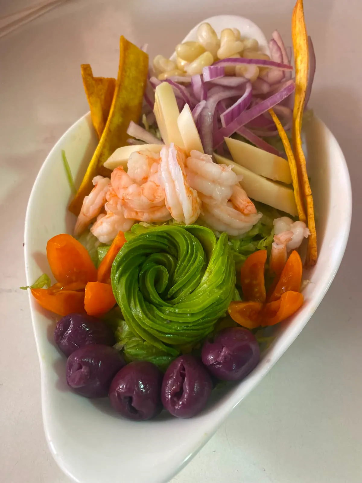 Ceviche mixto con camarones, palta y chifles