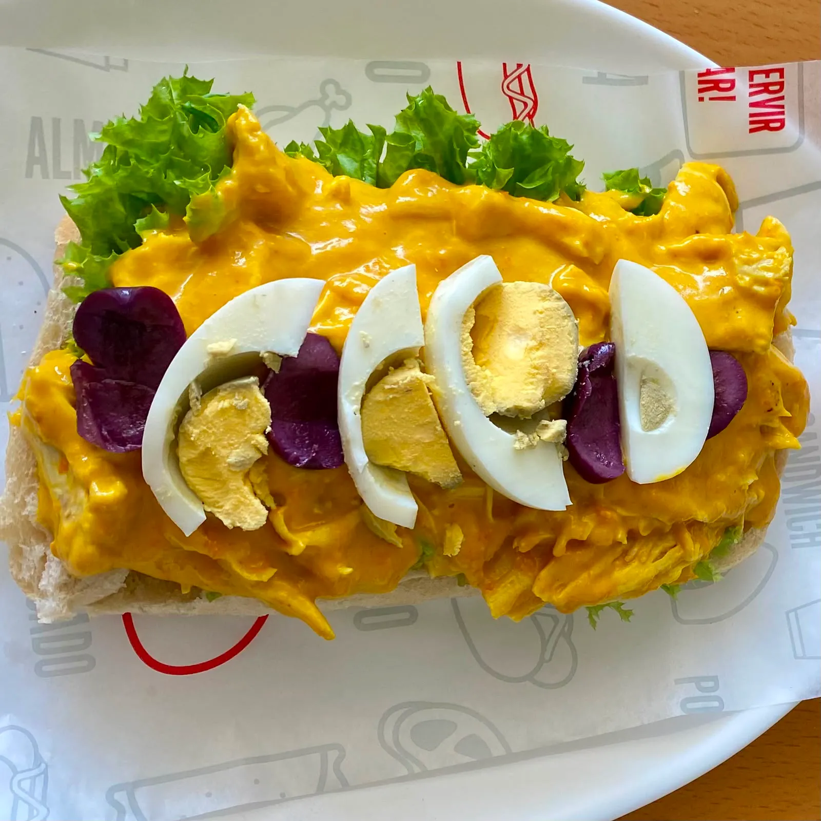 Pan con ají de gallina, huevo y papa nativa