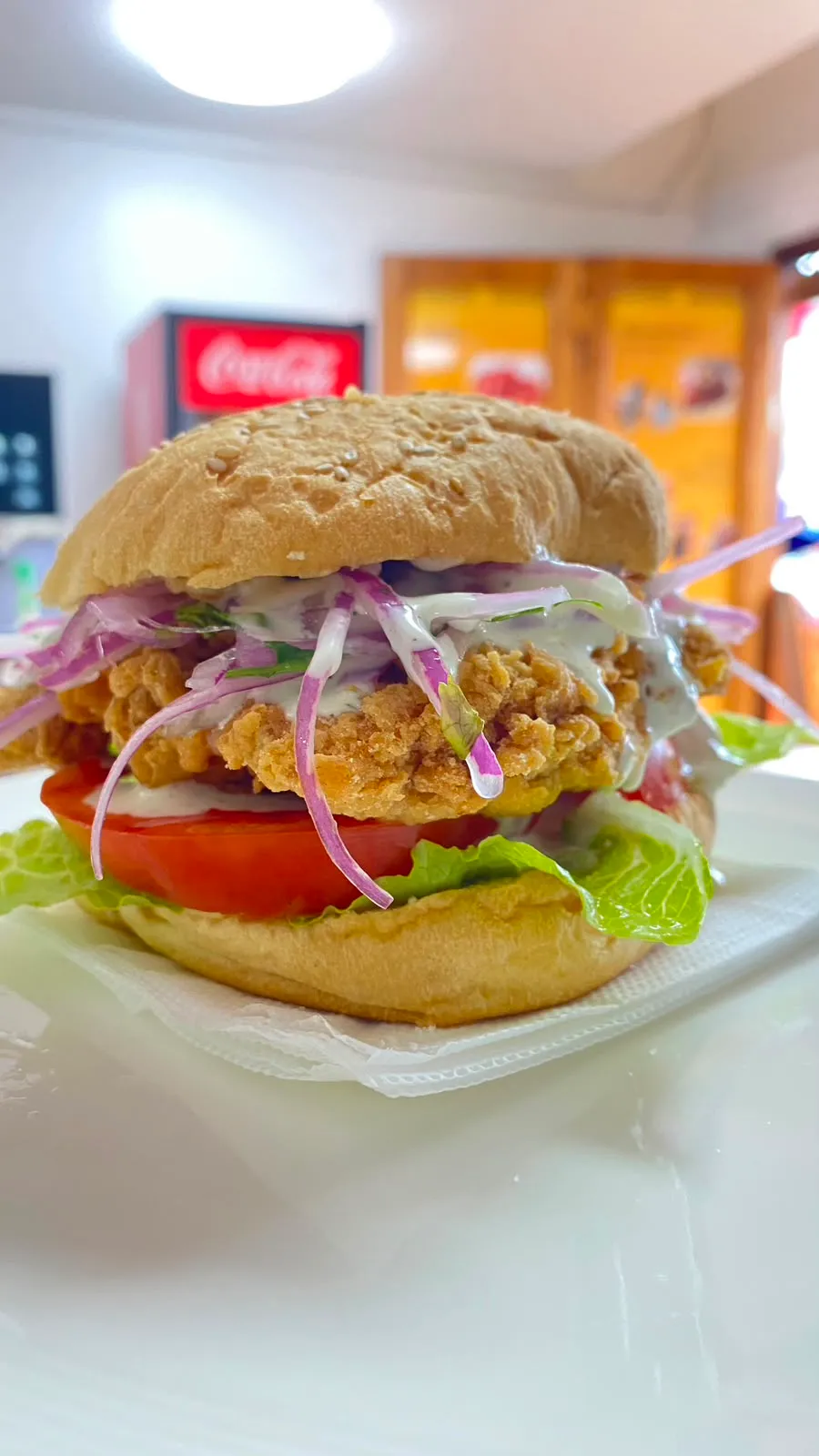 Sándwich de pollo broaster con salsa criolla